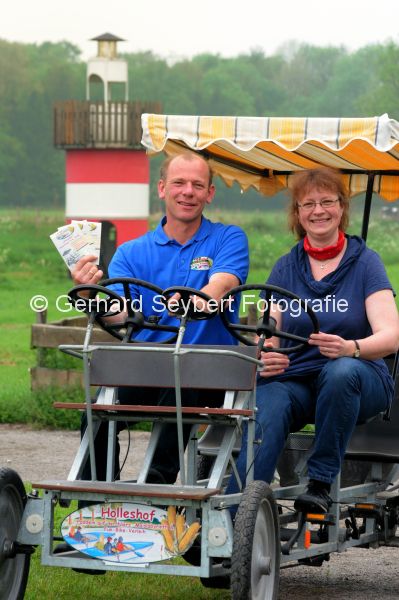 Willi und Doris Waerdt mit Fun-Bike auf dem Holleshof